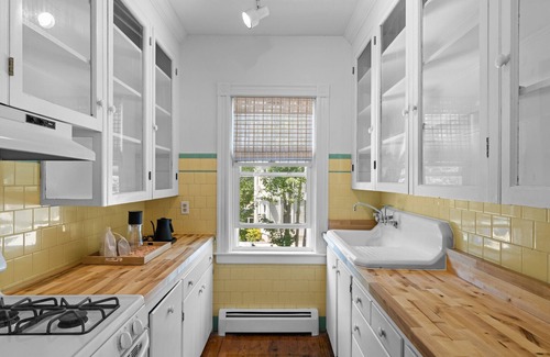Warren Maison | Updated, Historic District, Walk to Waterfront. Pet-Friendly! Sleeps 12