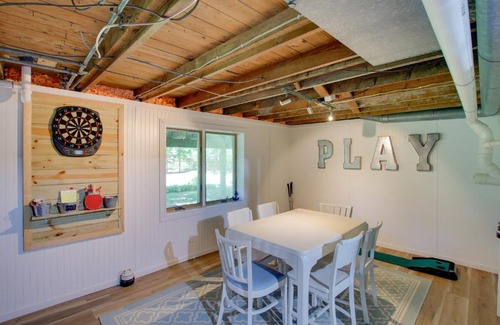 Sister Bay Maison | Updated Home with Deck 2 Mi to Sister Bay Beach!