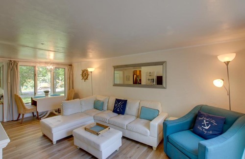 Sister Bay Maison | Updated Home with Deck 2 Mi to Sister Bay Beach!