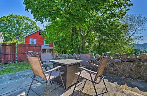 Highland Falls Maison | Updated Home with Patio Half Mile to West Point