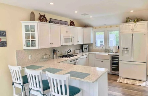 West Dennis Maison | Updated House - 5 min. walk to beach w/fire pit