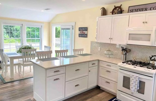 West Dennis Maison | Updated House - 5 min. walk to beach w/fire pit