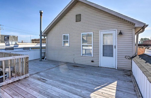 Lorain Appartement | Updated Lake Erie Home about 34 Mi to Cedar Point!
