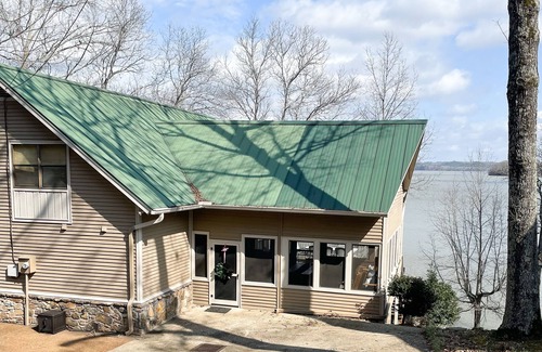 Iuka Maison | Updated lake house on beautiful Bear Creek!