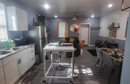 St. Louis Maison | Updated Modern 2 Bed/1 Bath Urban Bungalow in North City.10 Mins to Downtown STL