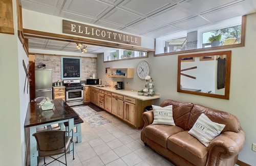 Ellicottville Appartement | «Modernisé et moderne avec un lit king size, 2 acres, 4 couchages»