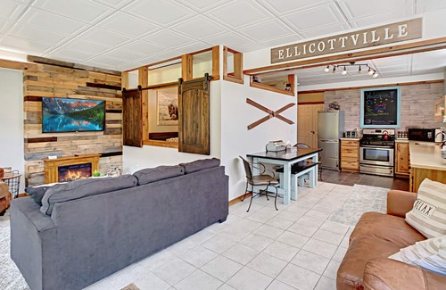 Ellicottville Appartement | «Modernisé et moderne avec un lit king size, 2 acres, 4 couchages»