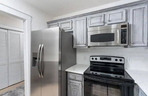 Wilmington Maison | Updated/Resort StyleSleeps-9-Beach-5 min/Pool/Dining/pickle Ball-Prime location