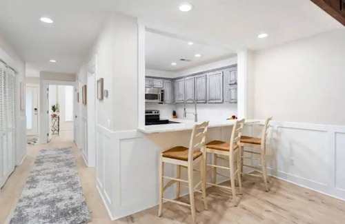 Wilmington Maison | Updated/Resort StyleSleeps-9-Beach-5 min/Pool/Dining/pickle Ball-Prime location