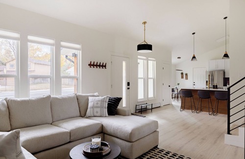 Castle Rock Maison | Updated & Spacious 5-bedroom house with Views of the Rock and Mountains