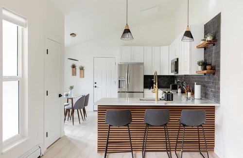 Castle Rock Maison | Updated & Spacious 5-bedroom house with Views of the Rock and Mountains