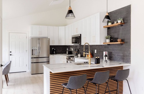 Castle Rock Maison | Updated & Spacious 5-bedroom house with Views of the Rock and Mountains