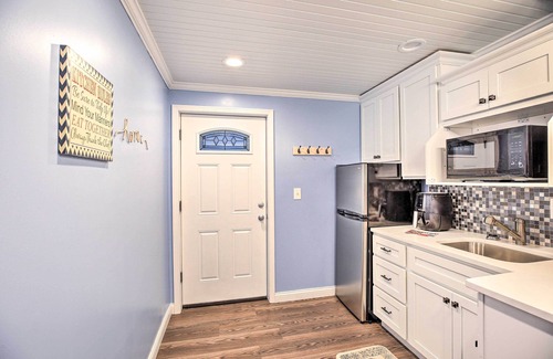 Williamstown Appartement | Updated Williamstown Apartment with Kitchen!