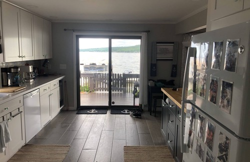 Scottsburg Maison | UPDATED YEAR ROUND LAKE HOUSE