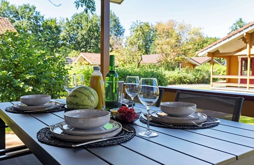 Municipality of Hardenberg Maison | Upgraded 4-person bungalow with dishwasher, washing machine and veranda at park ’t Hooge Holt, near Gramsbergen and playgrounds.
