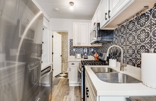 University District Maison | Upgraded Historical Gem 5BR/4Ba/with AC in U District