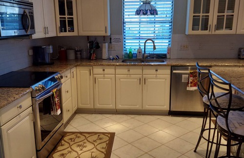 Hyde Park Maison | Home -Large Private Back Yard, Patio & Dock - Kayak, Fish or Boat near NAS JAX