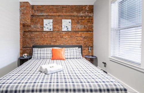 Central Hamilton Appartement | Upscale 2BR Condo with Netflix - Prime Location