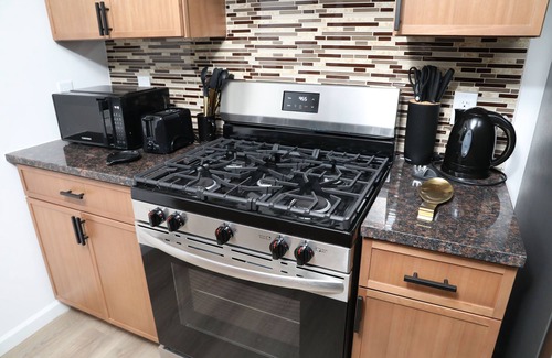 Newark Maison | Upscale 3-bedroom/2.5-bath unit near EWR, NYC, MetLife, Prudential, and more.