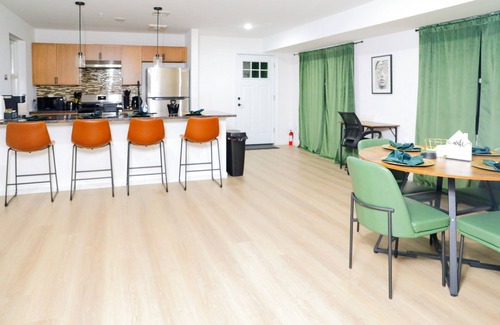 Newark Maison | Upscale 3-bedroom/2.5-bath unit near EWR, NYC, MetLife, Prudential, and more.