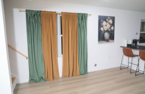 Newark Maison | Upscale 3-bedroom/2.5-bath unit near EWR, NYC, MetLife, Prudential, and more.