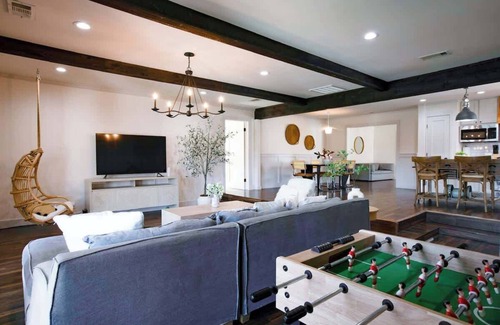 Little Forest Hills Maison | Upscale 3BR w/ Yard Games + Heated Pool + Hot Tub