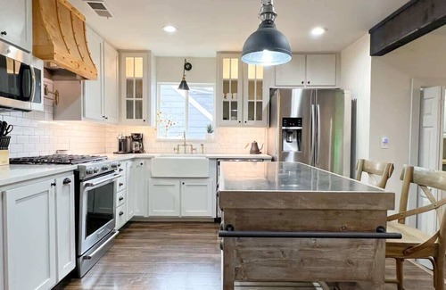 Little Forest Hills Maison | Upscale 3BR w/ Yard Games + Heated Pool + Hot Tub