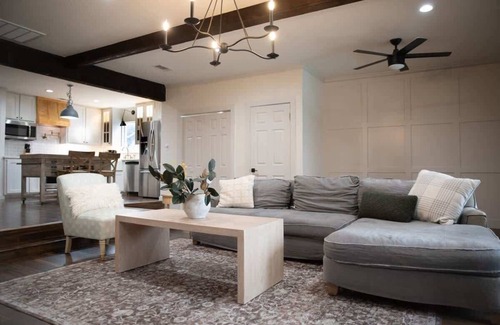 Little Forest Hills Maison | Upscale 3BR w/ Yard Games + Heated Pool + Hot Tub