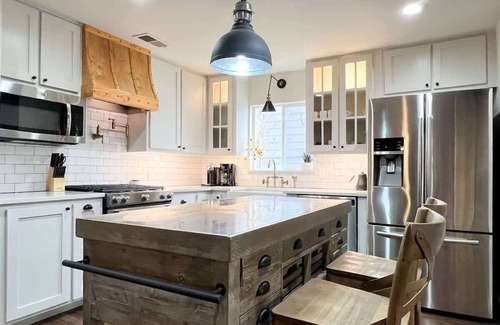 Little Forest Hills Maison | Upscale 3BR w/ Yard Games + Heated Pool + Hot Tub