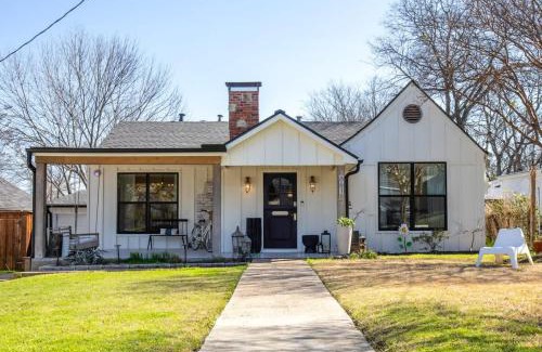 Little Forest Hills Maison | Upscale 3BR with Yard Games Heated Pool and Hot Tub