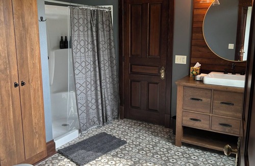 Muscoda Autre | Upscale 4-bedroom Farmhouse in Muscoda on Historic Century-Old Farm w/AC, Wi-Fi