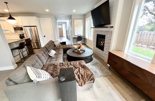Marylhurst Maison | Upscale and quiet new home in Lake Oswego with amazing Patio