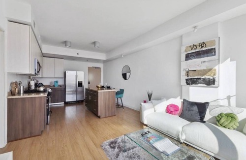 Beverly Hills Appartement | Upscale Apartment with Breathtaking Views | Free Parking | Gym, Pool & Hot Tub