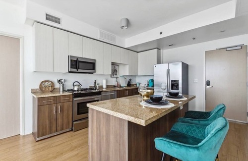 Beverly Hills Appartement | Upscale Apartment with Breathtaking Views | Free Parking | Gym, Pool & Hot Tub