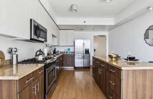 Beverly Hills Appartement | Upscale Apartment with Breathtaking Views | Free Parking | Gym, Pool & Hot Tub