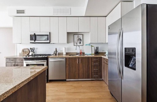 Beverly Hills Appartement | Upscale Apartment with Breathtaking Views | Free Parking | Gym, Pool & Hot Tub