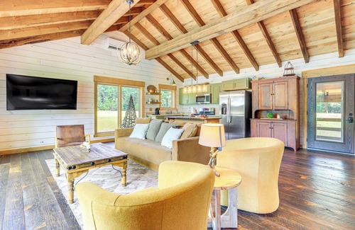 Thomaston Cabine | Upscale Cabin Comfort in Thomaston w/2 Decks!