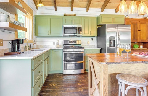 Thomaston Cabine | Upscale Cabin Comfort in Thomaston w/2 Decks!