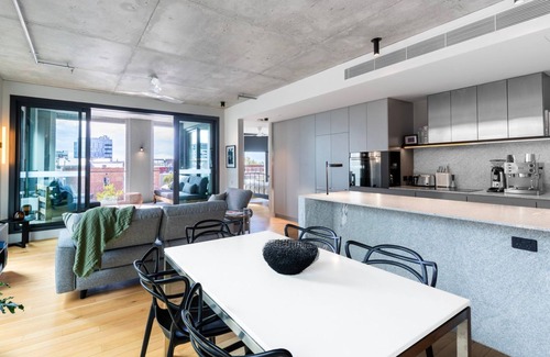 Collingwood Appartement | Upscale Collingwood Retreat - High-End Apartment with Car Park