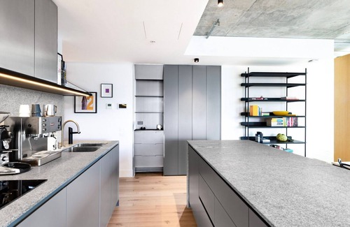 Collingwood Appartement | Upscale Collingwood Retreat - High-End Apartment with Car Park