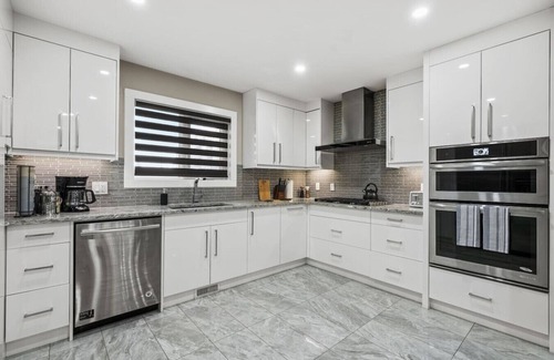 Lower Mount Royal Maison | *Upscale Downtown Home on 17 Ave | 2 King Rooms*