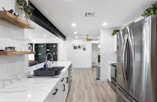 Litchfield Park Maison | Upscale Family Gem ~ Scenic Pool ~ Game Room ~ Pkg