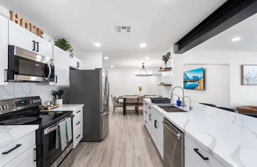 Litchfield Park Maison | Upscale Family Gem ~ Scenic Pool ~ Game Room ~ Pkg