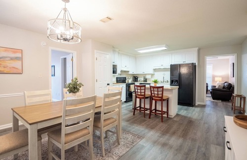 Valdosta Maison | Upscale GAME ROOM, Movie Theater, Arcade, Fire Pit, 4BD/2BA Home with WIFI