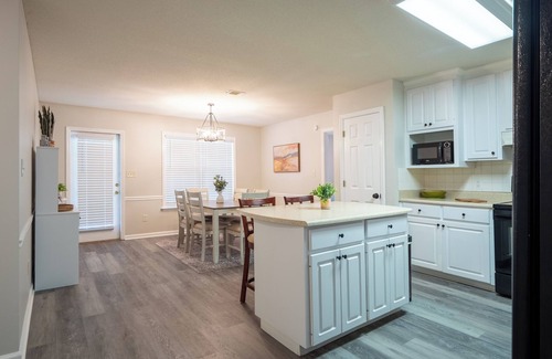 Valdosta Maison | Upscale GAME ROOM, Movie Theater, Arcade, Fire Pit, 4BD/2BA Home with WIFI