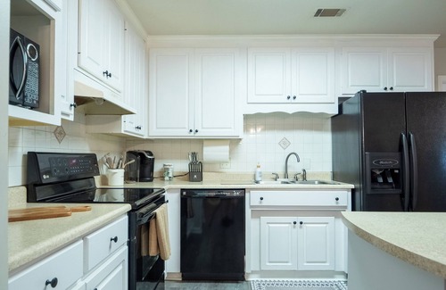 Valdosta Maison | Upscale GAME ROOM, Movie Theater, Arcade, Fire Pit, 4BD/2BA Home with WIFI