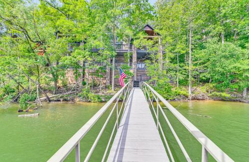 Houston Maison | Upscale Getaway on Smith Lake with Boat Dock