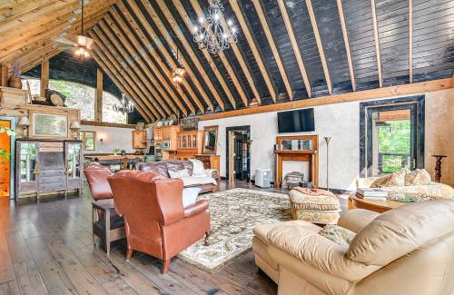 Houston Maison | Upscale Getaway on Smith Lake with Boat Dock