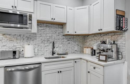 Cleveland Maison | Upscale Home near Downtown Cle, R&R HoF, Beach, Arena