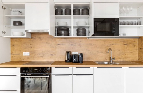 Erdberg Appartement | Upscale Landstraße 2BR w/ Playground & Pool, nr Erdberg, by Blueground